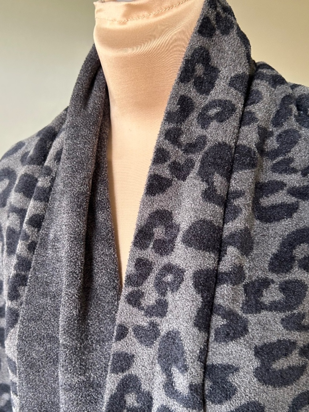 BAREFOOT DREAMS CozyChic Ultra Lite Leopard Blanket Wrap Carbon Black XS NWOT - Picture 7 of 10